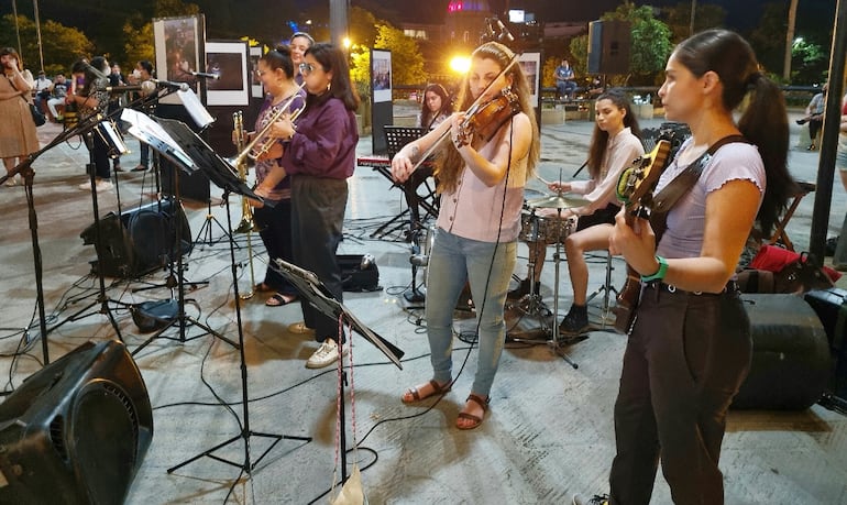 Alta concentración en servicios y menor acceso a empleos estratégicos